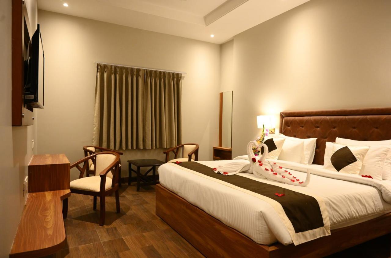 Neel Clarks Inn Express Agra  Εξωτερικό φωτογραφία