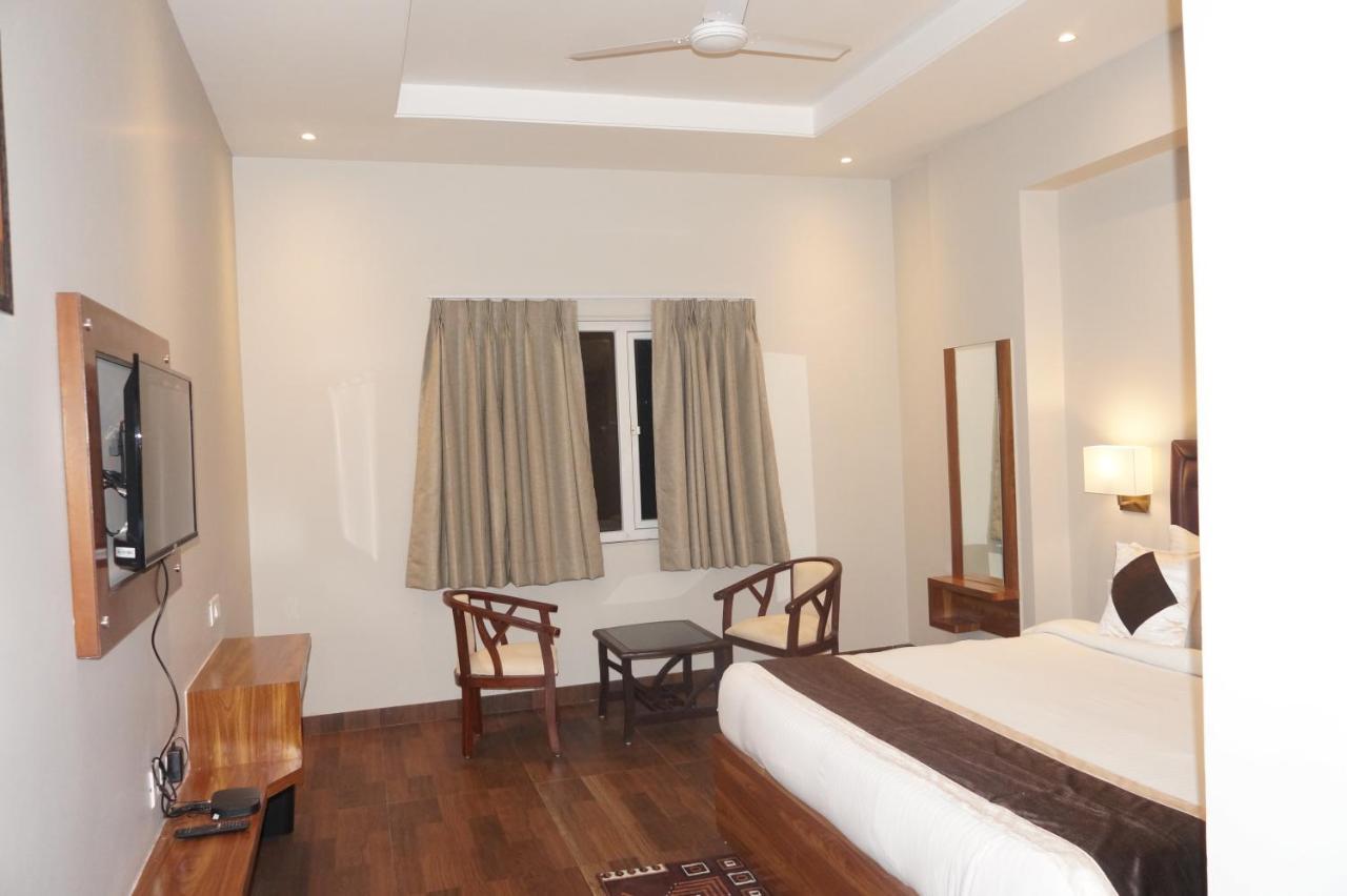Neel Clarks Inn Express Agra  Εξωτερικό φωτογραφία