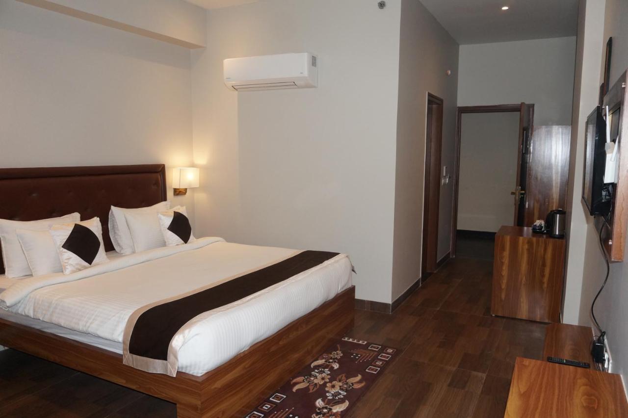 Neel Clarks Inn Express Agra  Εξωτερικό φωτογραφία