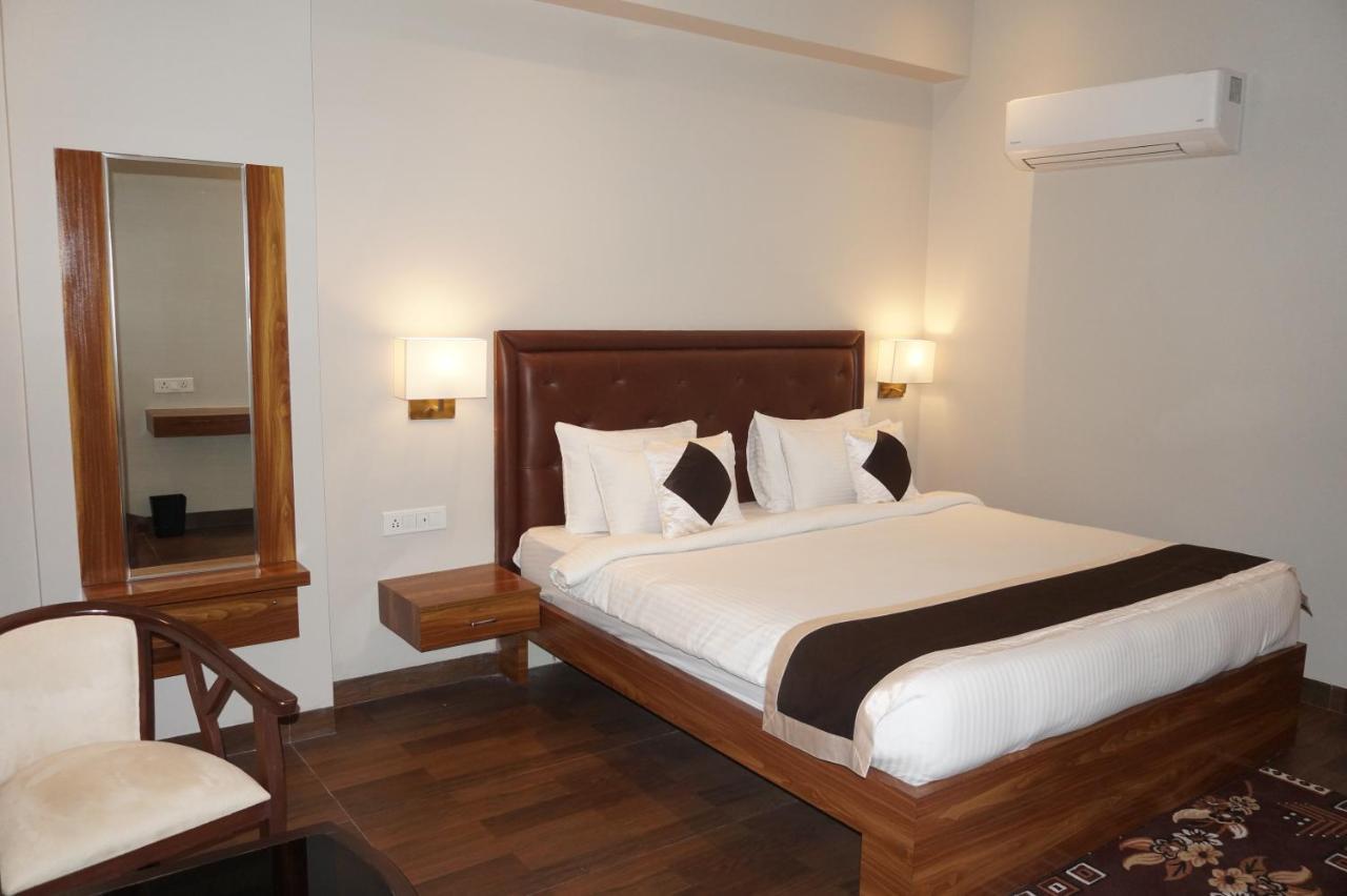 Neel Clarks Inn Express Agra  Εξωτερικό φωτογραφία